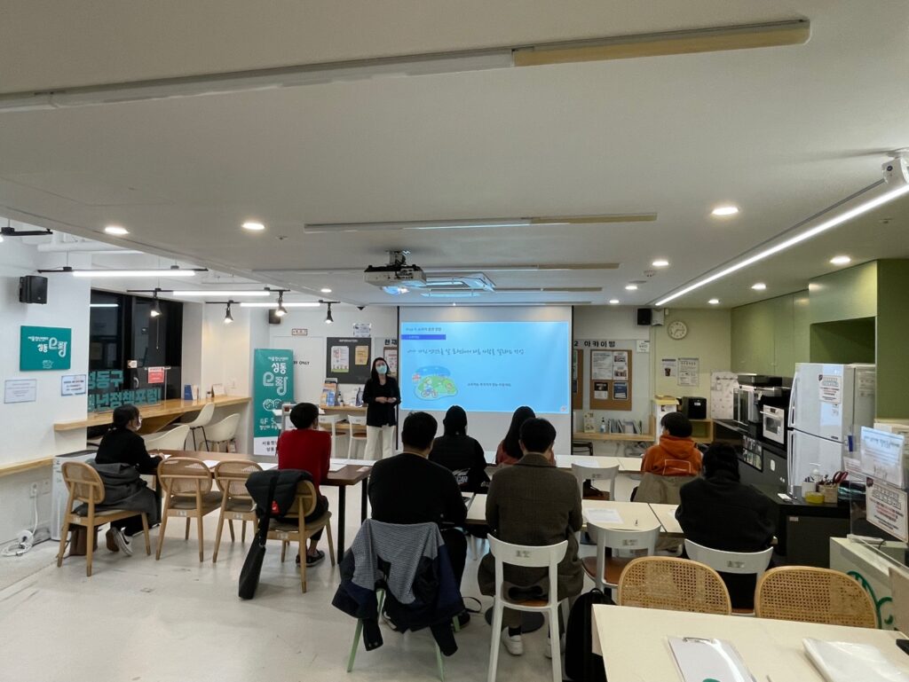 [대표 이미지: 기업 임직원을 대상으로 교육을 진행하는 전문 강사]
